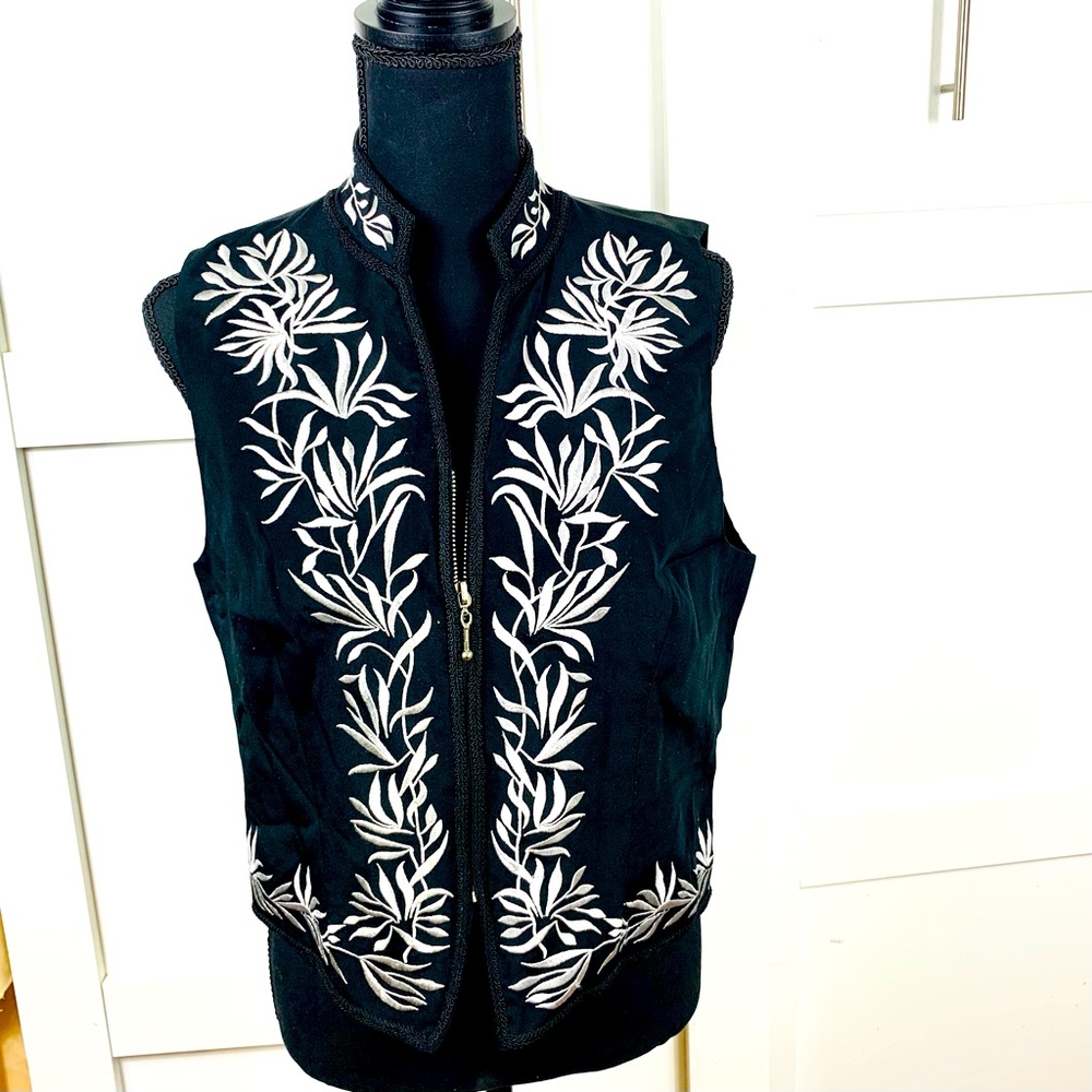 silk front zipped vest in black & white